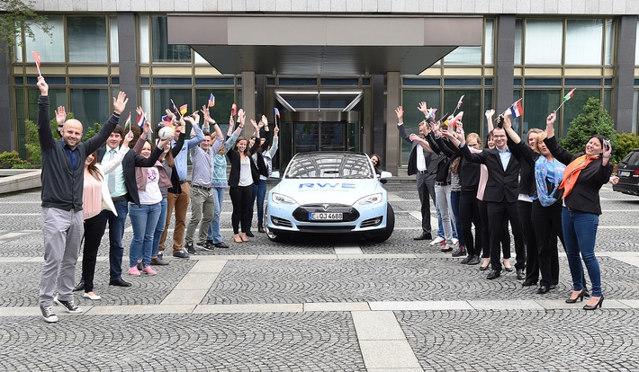 RWE erfährt mit Tesla den europäischen Sommer / Go &amp; See Tour zu Gast in sieben Ländern