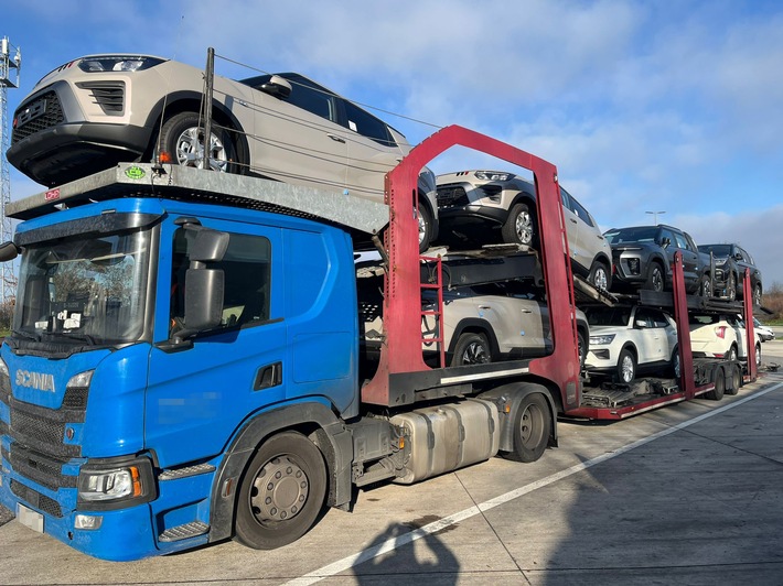 Mittelhessen: WETTERAUKREIS: + Überladen und zu hoch - Verkehrsdienst stoppt Autotransporter + Einbruch innerhalb von 20 Minuten + Klamotten gestohlen + Am Nachmittag eingebrochen + Straßenraub +