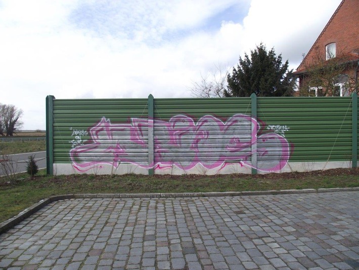 POL-NB: Unbekannte beschmieren Sichtschutzzaun des evangelischen Pfarrhauses in Koserow auf der Insel Usedom mit einem Graffiti