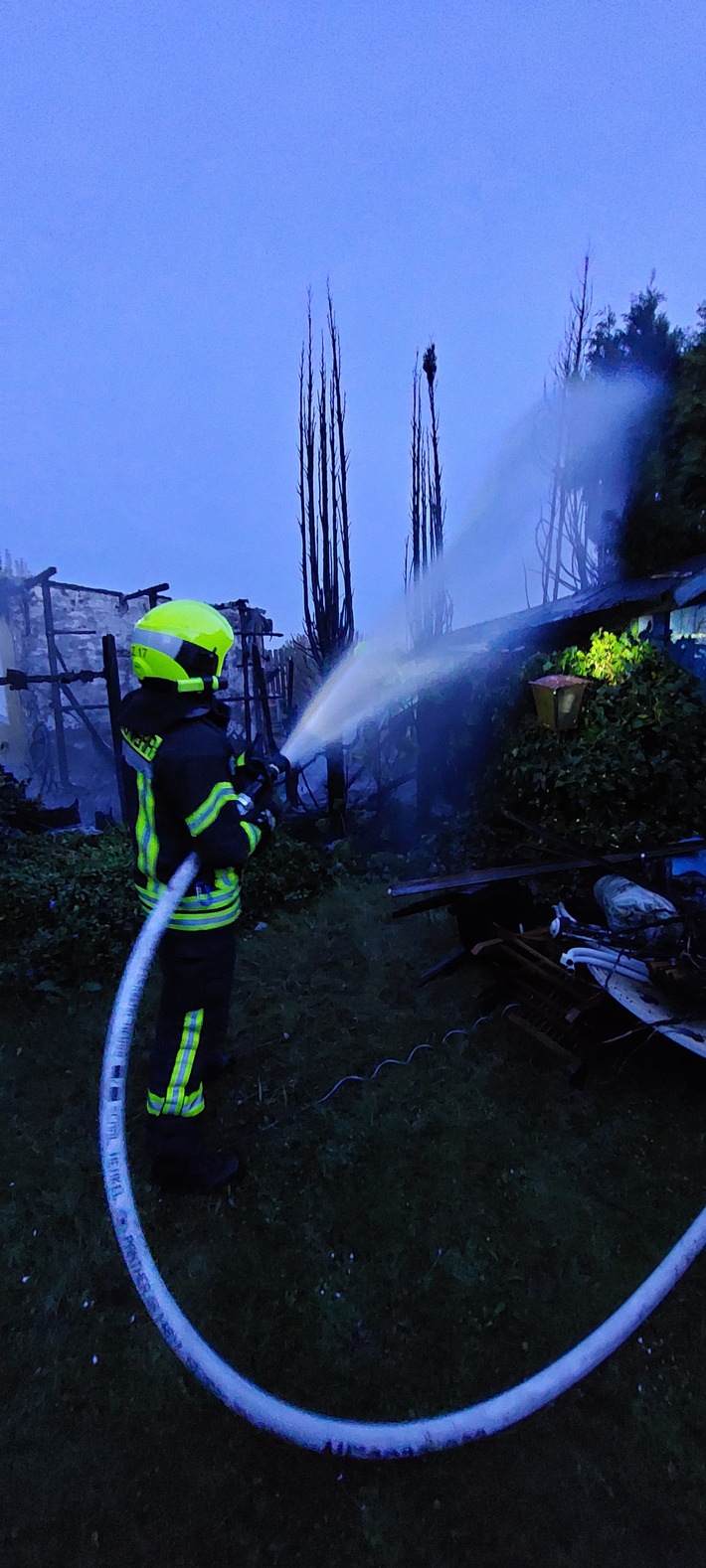 FW-NE: Brand in einer Kleingartenanlage in Holzheim | Keine Verletzten