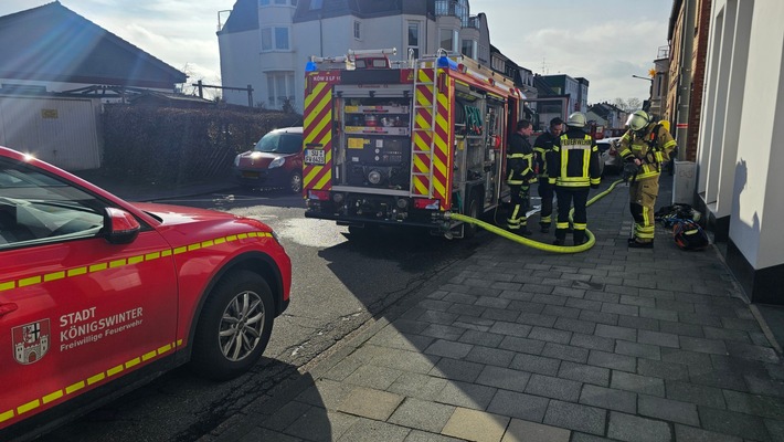FW Königswinter: Feuerwehr rückt zu Brandeinsätzen nach Oberdollendorf aus