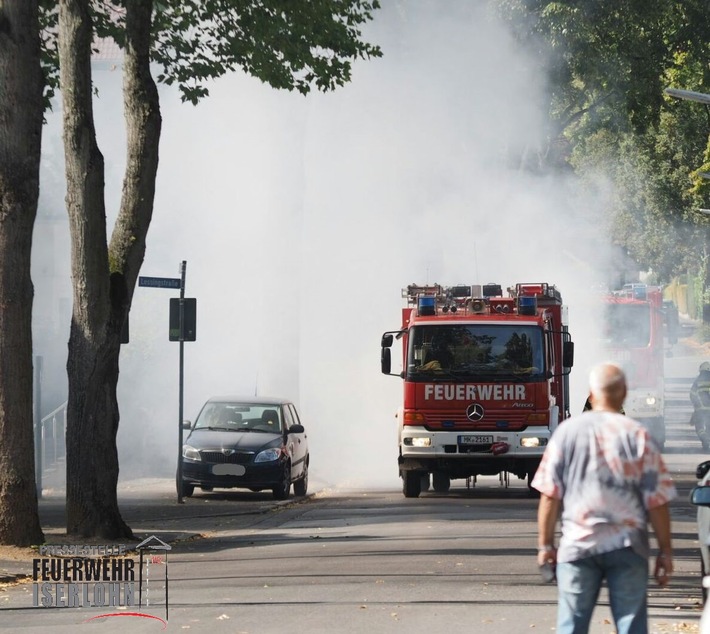 FW-MK: Oldtimer brennt in voller Ausdehnung