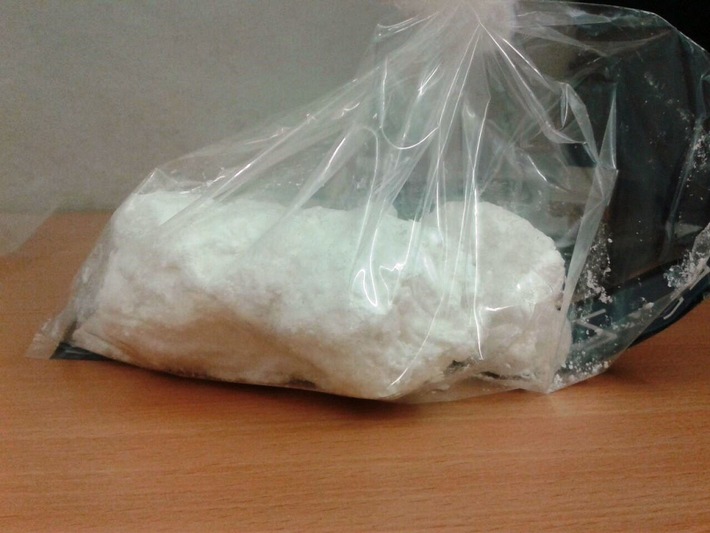 ZOLL-E: Zollfahndung Essen:Amphetaminküche ausgehoben 
-3 Festnahmen,ca.750 g Amphetamin,ca. 1/2 l Amphetaminöl,ca. 750 g Marihuana , 79 Ecstasy-Tabletten, 31 LSD Trips,über 4.000 Euro Bargeld beschlagnahmt