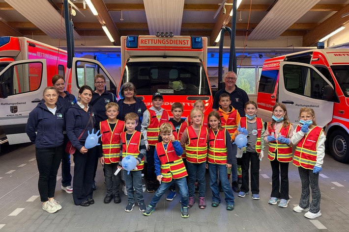 FW Finnentrop: Lenhauser Löschkids besuchen Rettungswache Finnentrop