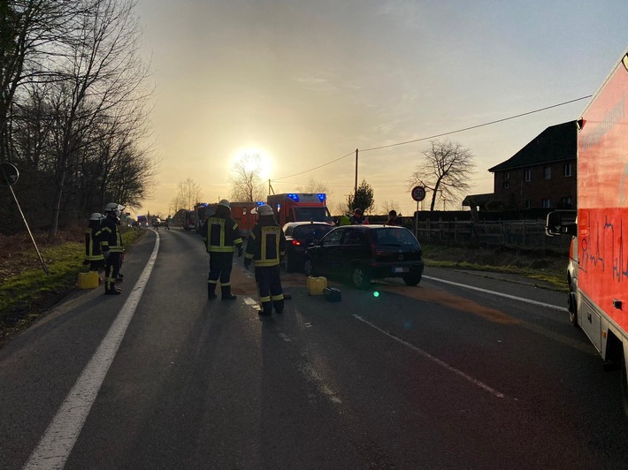 FW-WRN: TH_1 - LZ1 - LG2 - Verkehrsunfall, 4 PKW, 2 Personen verletzt