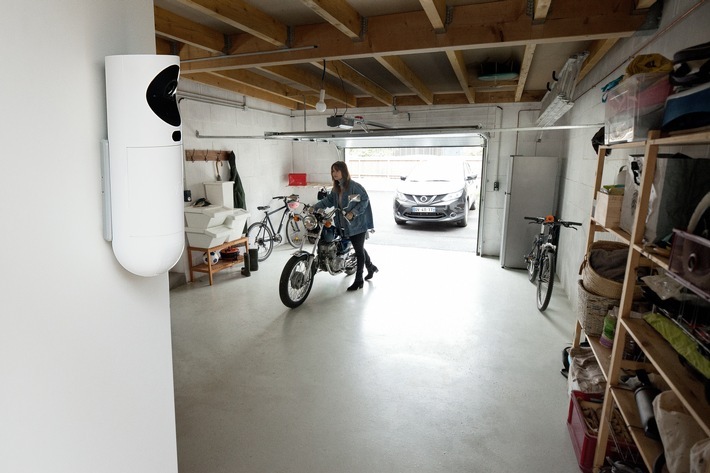 Die Garage, der Kellereingang und andere Bereiche des Hauses sind in der dunklen Jahreszeit bei Einbrechern sehr beliebt. Sie sollten auch dann gegen Einbruch geschützt sein, wenn man zuhause ist. Smarte Alarmsysteme ermöglichen das mit dem Zuhause-Modus. / Weiterer Text über ots und www.presseportal.de/nr/134877 / Die Verwendung dieses Bildes für redaktionelle Zwecke ist unter Beachtung aller mitgeteilten Nutzungsbedingungen zulässig und dann auch honorarfrei. Veröffentlichung ausschließlich mit Bildrechte-Hinweis.