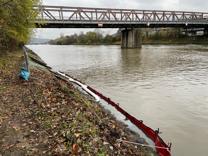 FW Stuttgart: Öl in den Neckar ausgetreten