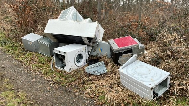 POL-KS: Unbekannte entsorgen Haushaltsgeräte auf Waldparkplatz: Kripo sucht Zeugen, der Hinweis hinterließ