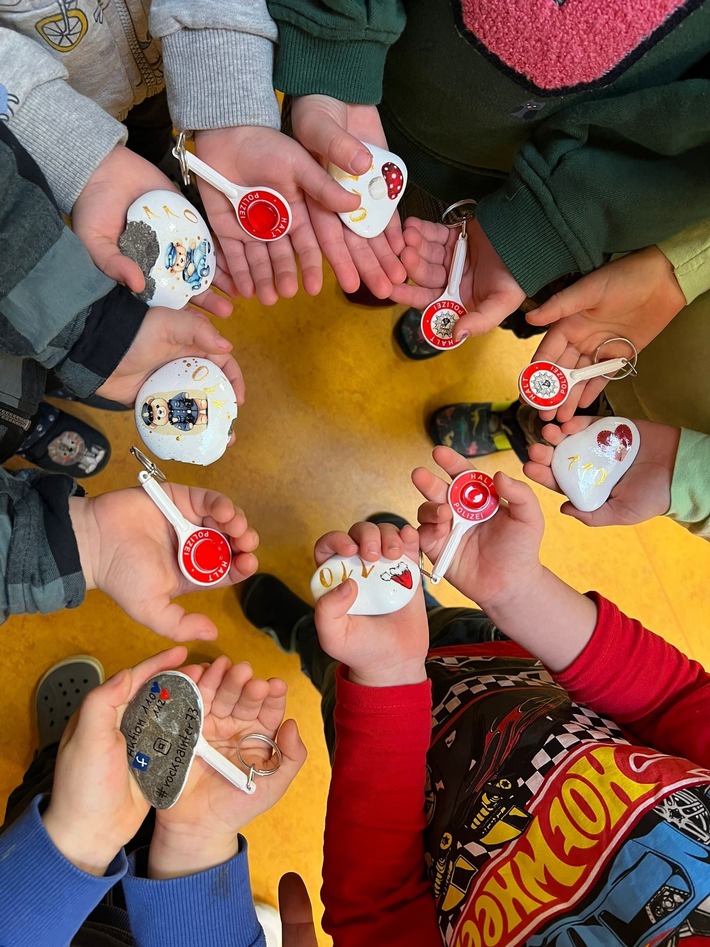 POL-PDNW: Kindergartenkinder gestalten Weihnachtsbaum der Autobahnpolizei Ruchheim