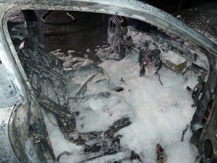 POL-GM: Auto nach Einbruch in Apotheke ausgebrannt - Polizei sucht Zeugen