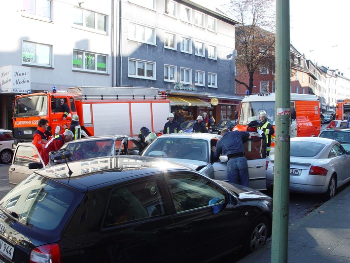 FW-E: Verkehrsunfall auf der Rellinghauser Straße