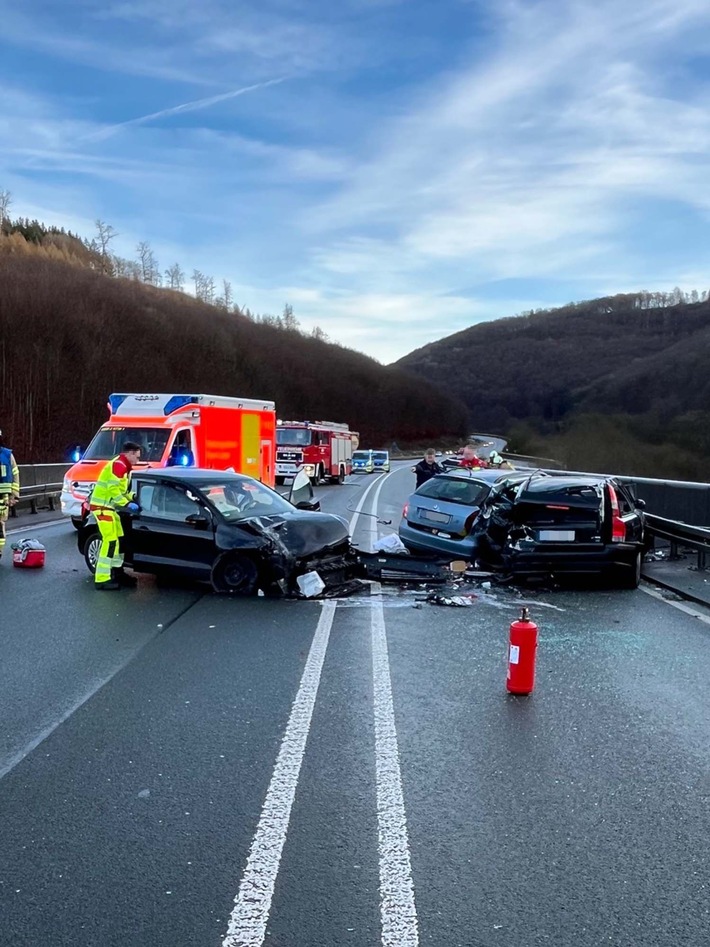 POL-LIP: Schlangen-Kohlstädt. Schwerer Verkehrsunfall auf der B1.