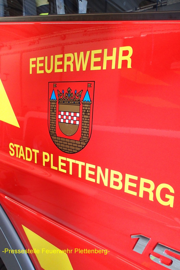 FW-PL: OT-Holthausen. Brandmeldeanlage meldet Brand in Industriebetrieb. Feuer in einer Stromkompensationsanlage schnell unter Kontrolle.
