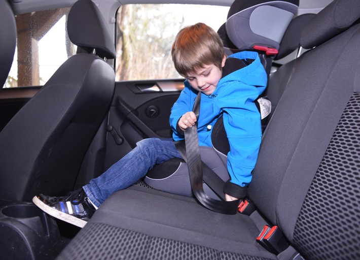 Tipps für den Alltag / Kind immer im Blick haben / Eltern müssen darauf achten, dass Kinder während der Autofahrt angeschnallt bleiben