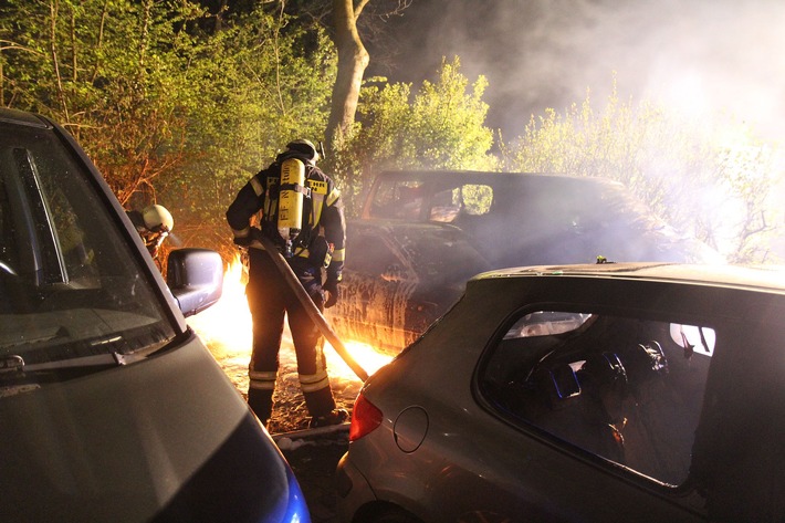 POL-COE: Nottuln, Schapdetten, Fuldastraße/ Drei Autos ausgebrannt