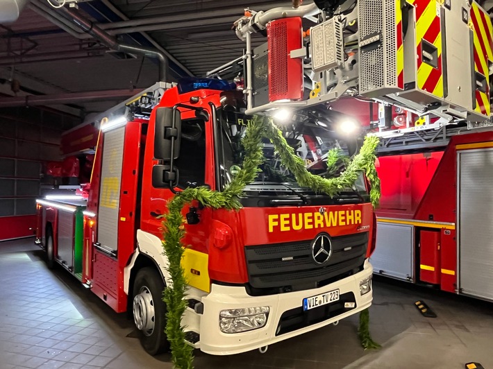 FW Tönisvorst: Einsegnung der neuer Drehleiter für die Feuerwehr Tönisvorst