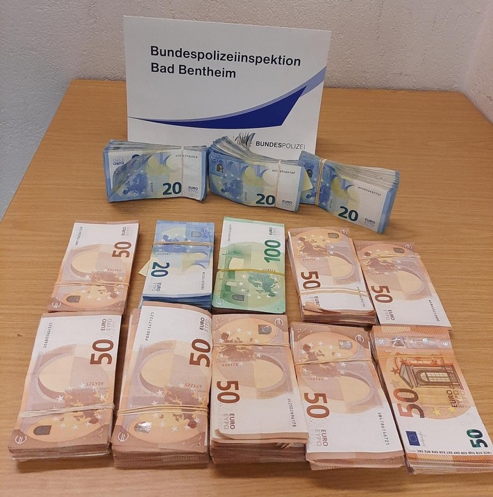 BPOL-BadBentheim: Rund 48.000 Euro im Rucksack / Clearingverfahren wegen Verdachts der Geldwäsche eingeleitet
