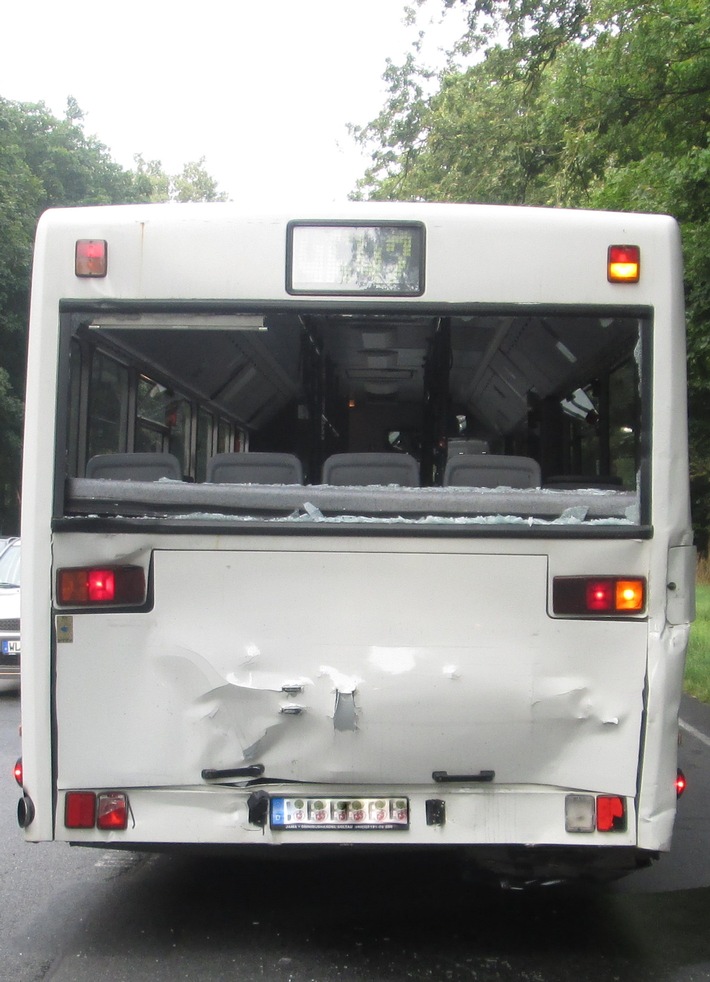 POL-WL: Lkw fährt auf Schulbus auf