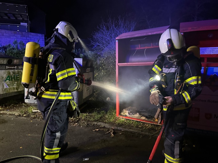 FW-EN: Brand im Altkleidercontainer