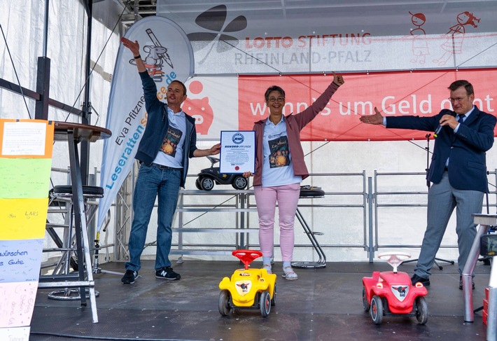 RID-Weltrekord in Morbach »größte Autorenlesung in einem Kinderfahrzeug-Drive-In« – Kinderbuchautor Stefan Gemmel mit kinderfreundlicher Vorleseaktion – Rekordrichter Olaf Kuchenbecker übergibt RID-Weltrekordurkunde vor über 350 fröhlichen Kindern