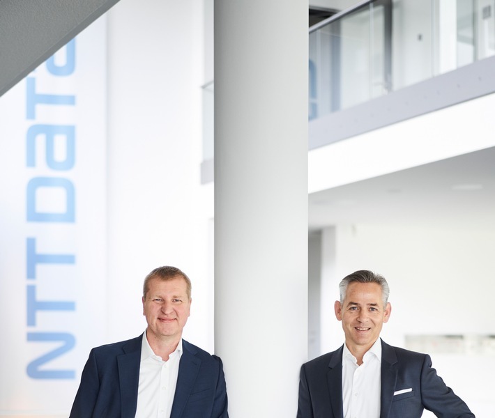 Jürgen Pürzer, CFO, und Norbert Rotter, CEO, von NTT DATA Business Solutions (v.l.) / Weiterer Text über ots und www.presseportal.de/nr/24336 / Die Verwendung dieses Bildes für redaktionelle Zwecke ist unter Beachtung aller mitgeteilten Nutzungsbedingungen zulässig und dann auch honorarfrei. Veröffentlichung ausschließlich mit Bildrechte-Hinweis.