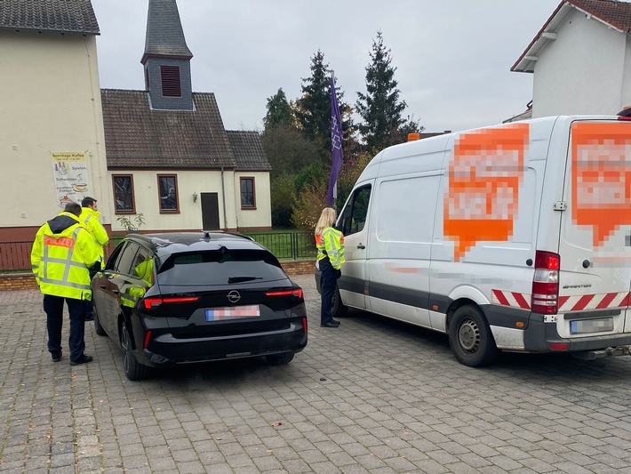 POL-WE: + Kontrollen zur Schulwegsicherung + Fußgängerin von Linienbus erfasst + Portemonnaie aus Mercedes geklaut + Wohnmobil beschädigt + Rüttelplatte gestohlen +