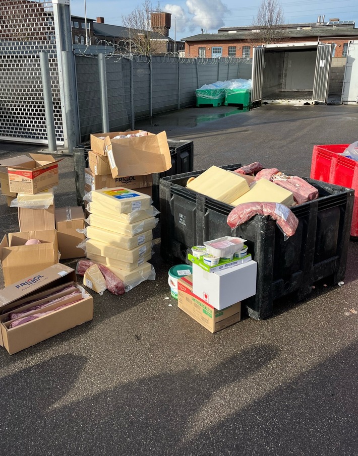 POL-DN: Polizei stoppt Lebensmitteltransporter mit defekter Kühlung - 850 kg Ware entsorgt