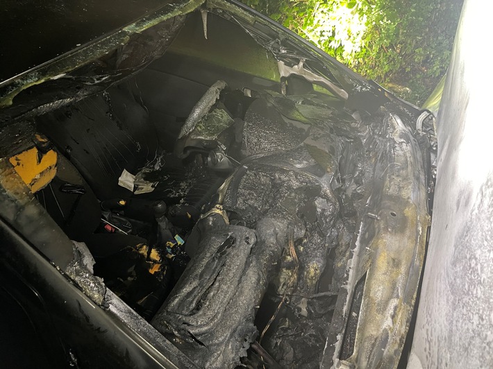 POL-ME: Zwei Autos brennen: Polizei geht von vorsätzlicher Brandlegung aus und bittet um Hinweise - Monheim am Rhein - 2309056