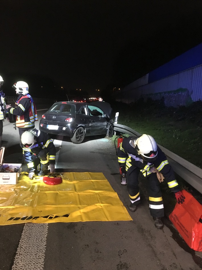 FW-GE: Verkehrsunfall auf Bundesautobahn 2 - Eine Frau schwer verletzt