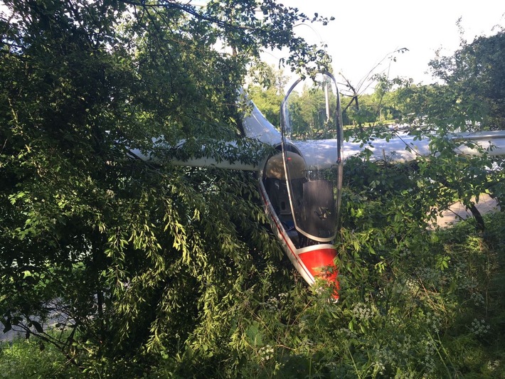 FW-Dorsten: Segelflugzeug in Böschung gestürzt - Pilot leicht verletzt