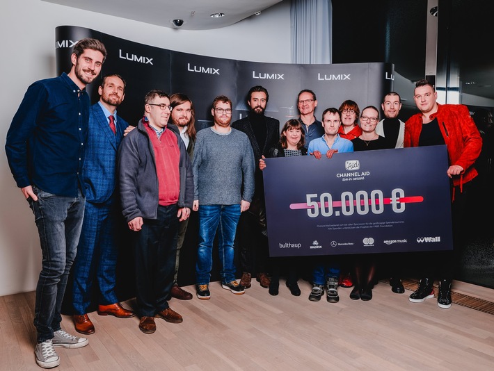 50.000 Euro Spende nach Channel Aid Charity-Konzert mit Bastille in der Elbphilharmonie Hamburg / Scheckübergabe