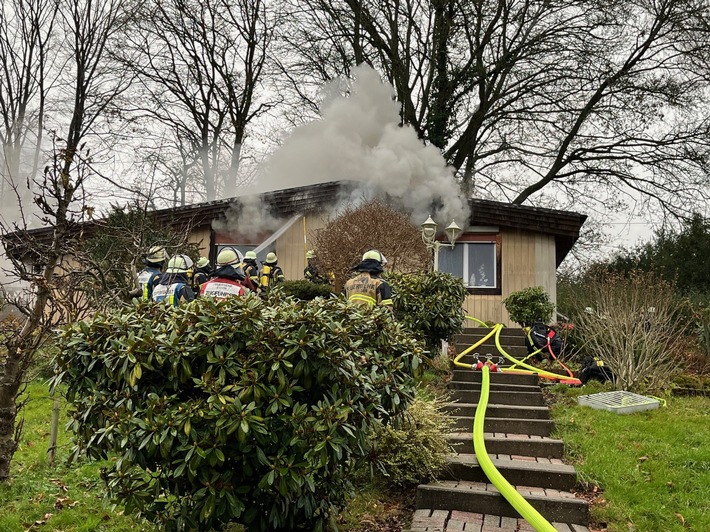 FW-E: Dachstuhlbrand in einem Einfamilienhaus - keine verletzten Personen