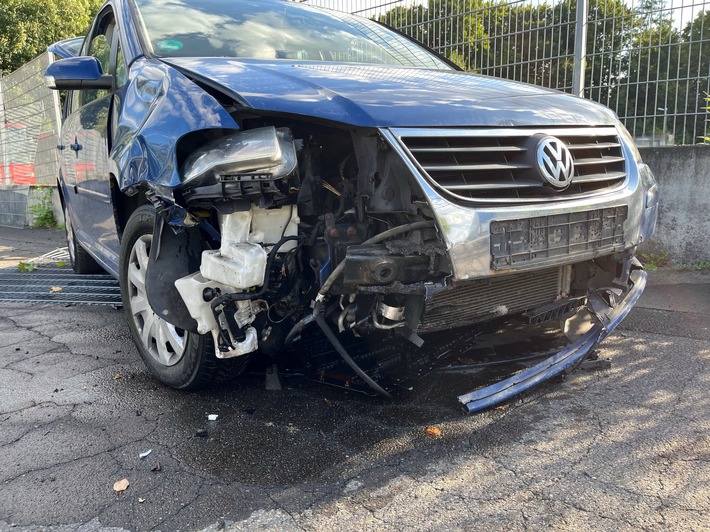 POL-BI: Auto bricht durch Metallzaun