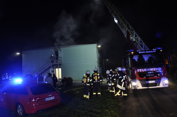 FW-KLE: Verletzte nach Brand in Übergangswohnheim / Feuerwehr rettet schlafende Bewohner