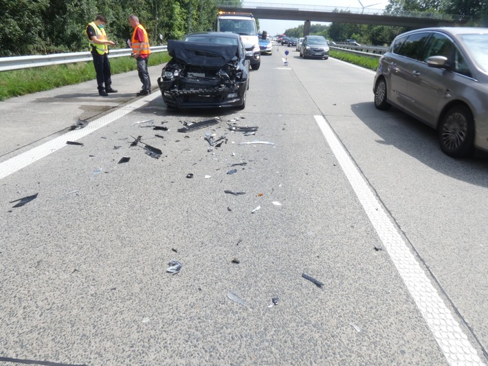 POL-OL: ++ 2 Verkehrsunfälle infolge Staubildung auf der A 29 in Fahrtrichtung Wilhelmshaven mit 2 Verletzten und 5 beschädigten Pkw.