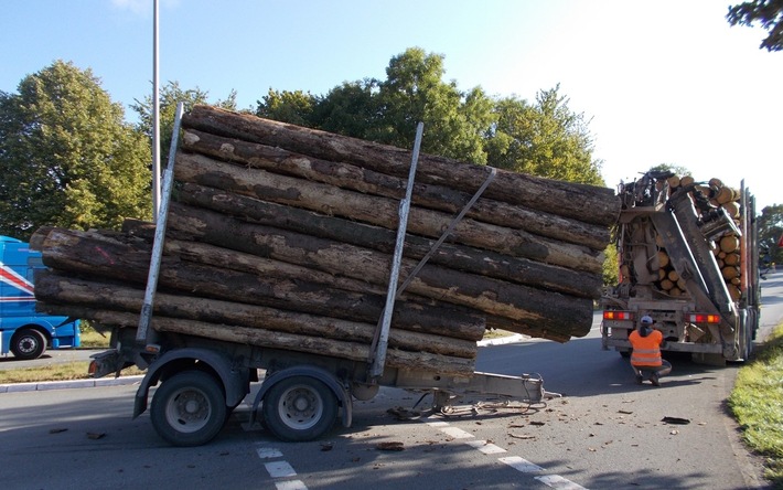 POL-HX: Stämme verrutschen auf Holz-Lkw