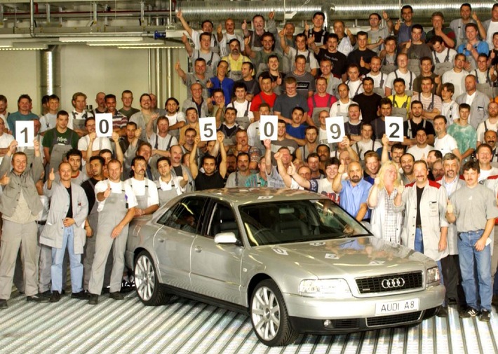 Audi A8: Aluminiumkompetenz in der Oberklasse: 105.092ster Audi A8
leitet Generationswechsel ein / Produktionsstart des Nachfolgemodells
im August