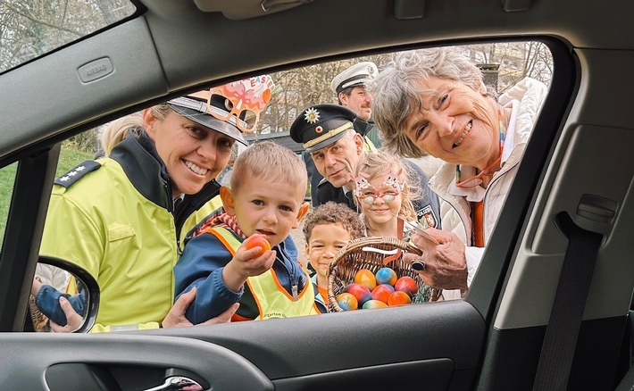 POL-HA: Ostereiaktion 2024 - Vorschulkinder belohnen Verkehrsteilnehmer für richtiges Verhalten