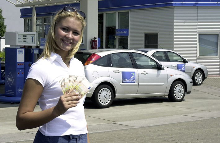 NRW-Regierung zeichnet Ford für Spritspar-Training auf Erdgasfahrzeugen aus