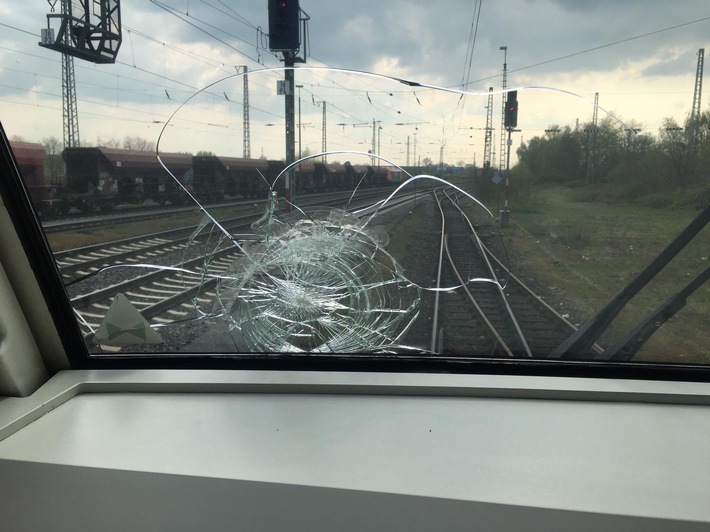 BPOL-HB: Mann wirft Schotterstein auf Windschutzscheibe einer Elektrolok