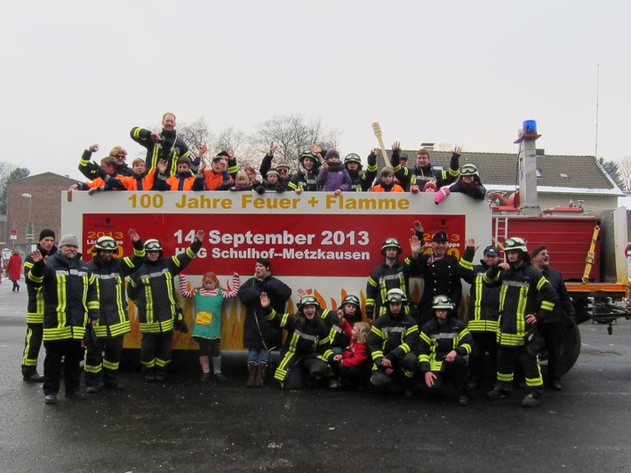 FW Mettmann: Feuerwehr Mettmann beteiligt sich am Karnevalsumzug
Kameraden zeigen sich jeck