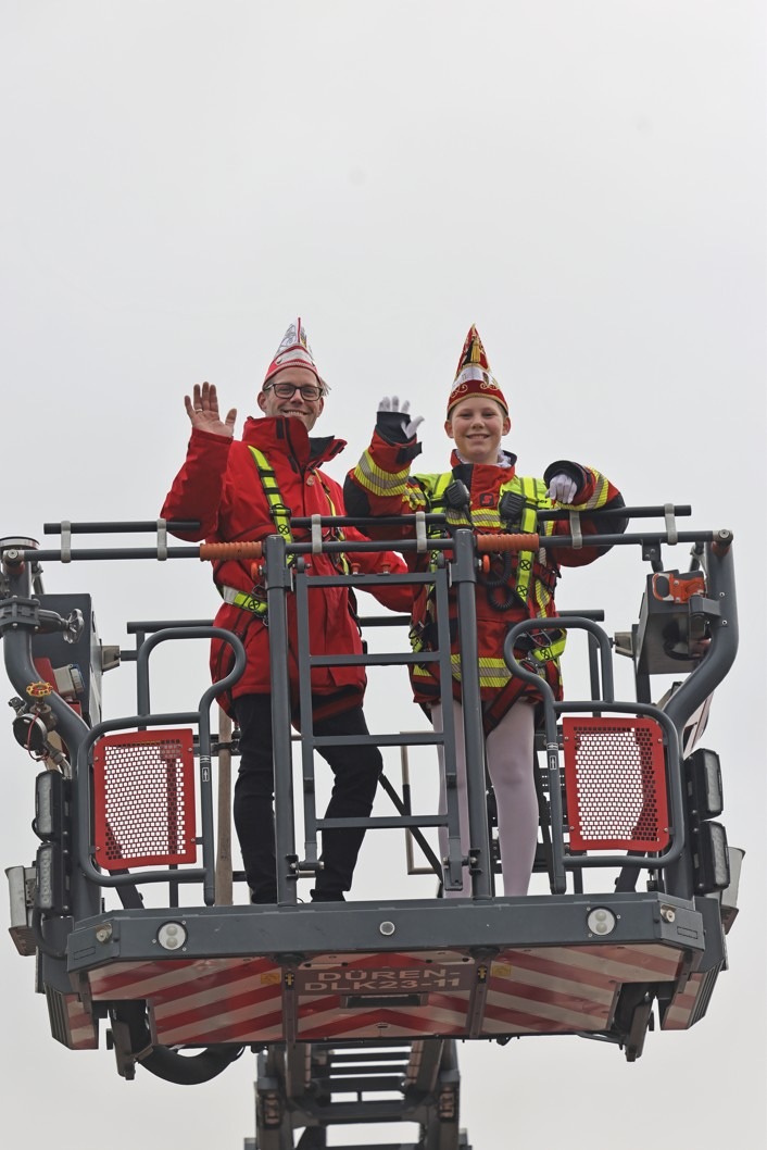 FW Düren: Für Kinderprinz Tom II. geht es bei der Feuerwehr hoch hinaus