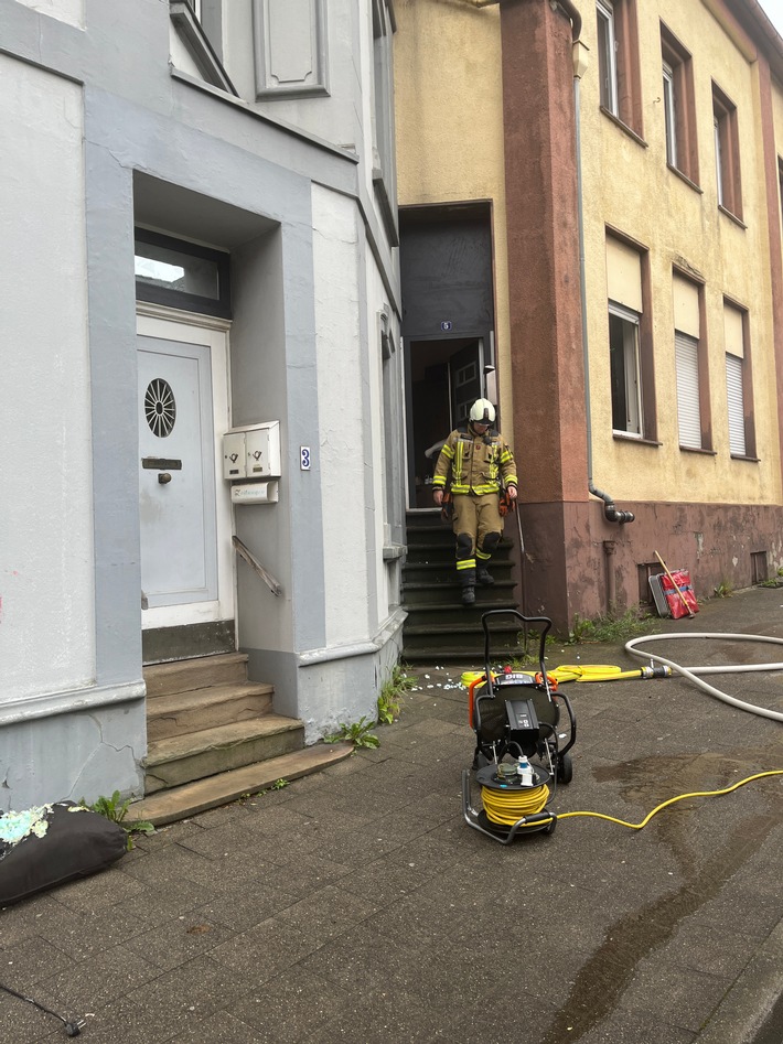 FW Mettmann: Kabelbrand entzündet Sofagarnitur. Eine Person durch Feuerwehr gerettet.