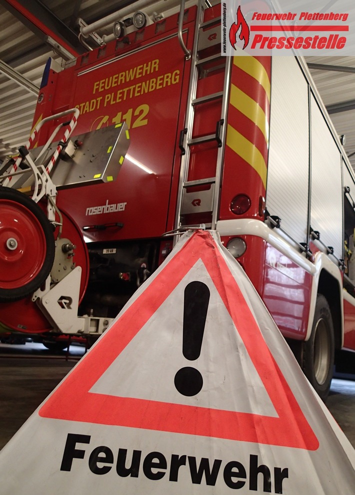 FW-PL: OT-Eiringhausen. Automatische Feuermeldung in Einkaufszentrum und Produktaustritt aus Stickstofftank fast zu gleicher Zeit.