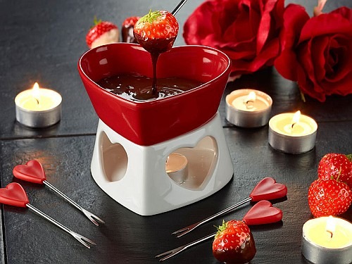 Zum Tag der Vollmilchschokolade am 28. Juli: Gemütliches Schokoladen-Fondue für zwei mit dem Rosenstein & Söhne Schokofondue in Herzform