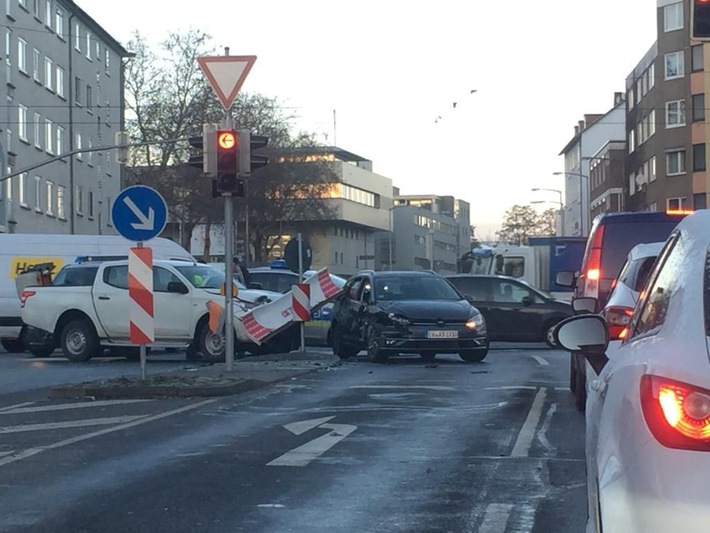 POL-KS: Kassel: Unfall mit Räumschild sorgt für Verkehrsbehinderungen;
ein Verletzter und über 30.000 Euro Sachschaden