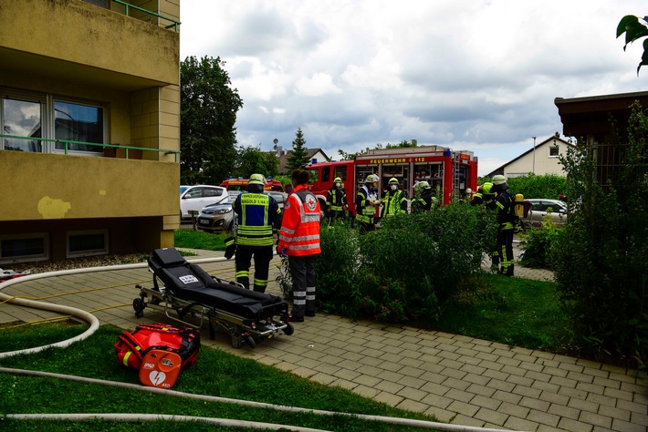 KFV-CW: Stromverteiler in Hochhaus brennt. Treppenhaus verraucht. 64 Bewohner unverletzt gerettet.