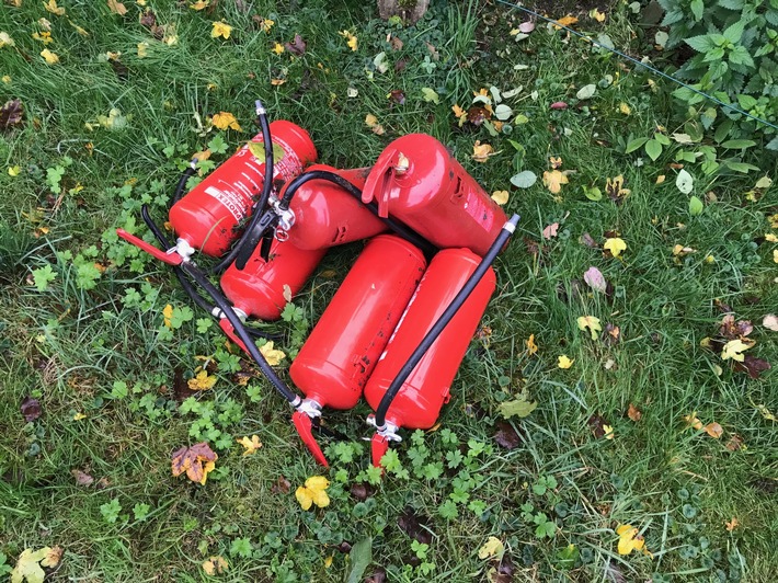 POL-D: Umweltdelikt in Lörick - Unbekannte laden 29 Feuerlöscher im Landschaftsschutzgebiet ab - Kriminalpolizei ermittelt - Fahndung