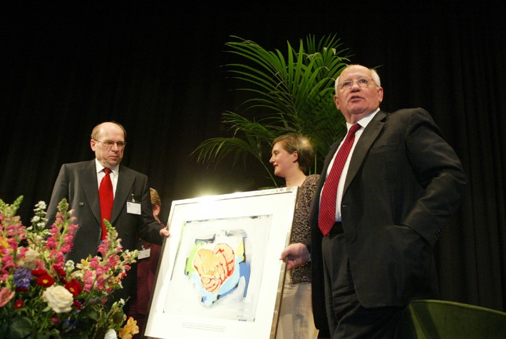 Michail Gorbatschow übergab Green-Cross-Award Toni Frisch vom DEZA
