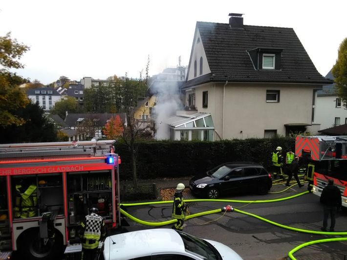 FW-GL: Explosion in Mehrfamilienhaus in der Stadtmitte von Bergisch Gladbach fordert zwei Verletzte